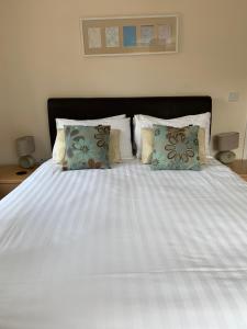 A bed or beds in a room at Perfect 2 bedroom apartment located in City Centre with parking space