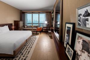迪拜Paramount Hotel Dubai的配有床和书桌的酒店房间