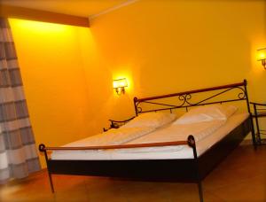 Ein Bett oder Betten in einem Zimmer der Unterkunft Hotel Hiemer