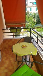een kleine tafel en stoel op een balkon bij Casa Koribut in Sanremo