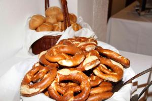 una pila de pretzels en un plato sobre una mesa en Hotel Hiemer en Memmingen