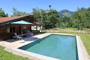 una piscina en el patio de una casa en Landhaus Hinterebenhub, en Hopfgarten im Brixental