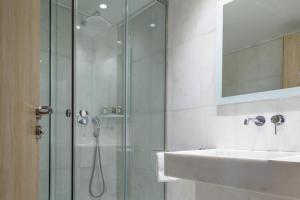 Koupelna v ubytování Fos DownTown Suites
