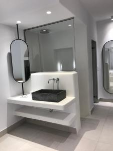 A bathroom at Quartano Luxury Cycladic Residence, Adults Only (13+)