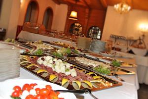 una línea de buffet con muchos tipos diferentes de comida en Hotel Hiemer en Memmingen