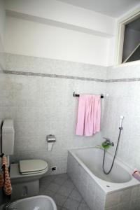 a bathroom with a toilet and a tub and a sink at Delizia apartment in Rapallo