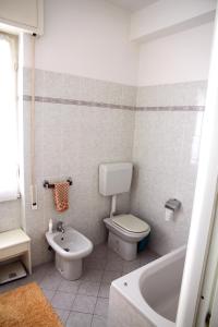 ein Badezimmer mit einem WC, einem Waschbecken und einer Badewanne in der Unterkunft Delizia apartment in Rapallo