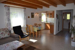 uma sala de estar com um sofá, uma mesa e uma cozinha em Ferienwohnung beim Pauli em Titisee-Neustadt