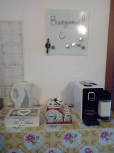 einen Tisch mit einem Toaster, einem Toaster und einer Mikrowelle in der Unterkunft B&B da Gio' in Santa Maria la Palma