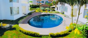 an overhead view of a swimming pool in a house at Oceanic Lodge in Tonsupa