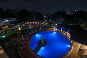 Bazén v ubytování Dolphin Suites nebo v jeho okolí