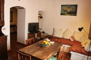 salon z kanapą i stołem w obiekcie Casa Rural los Ajaches w mieście Yaiza