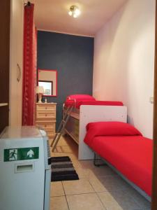 Zimmer mit 2 Etagenbetten und einem Spiegel in der Unterkunft Catania House in Catania