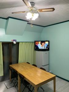 Una televisión o centro de entretenimiento en 日本冲绳那霸市白银公寓