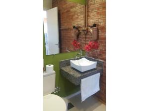 Un baño de BANGALÔ NATUREZA 43 fotos más