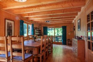 een eetkamer met een houten tafel en stoelen bij Chalet Clairvaux in Montriond