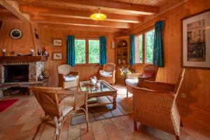 een woonkamer met een tafel en stoelen en een open haard bij Chalet Clairvaux in Montriond