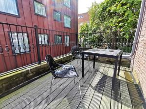 einen Tisch und zwei Stühle auf dem Balkon in der Unterkunft Chasse Hotel in Amsterdam