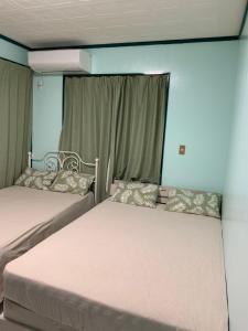 Una cama o camas en una habitación de 日本冲绳那霸市白银公寓