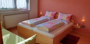 um quarto com duas camas com almofadas em Ferienwohnung Weingut Leis em Oestrich-Winkel