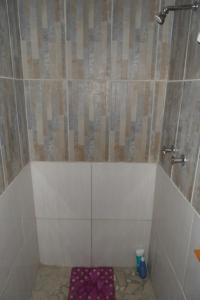 ein Badezimmer mit einer Dusche und einer Matte auf dem Boden in der Unterkunft Rosy Palm Sunrise in Upington