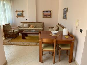- un salon avec une table et un canapé dans l'établissement Beachfront apartment Ridi, à Durrës
