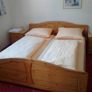 Letto o letti in una camera di Pension Edelweiss - Bergdorf Gargellen 1423m - Park, Sleep & Hike