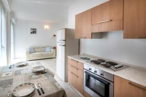 Residence Acqua Suite Marina tesisinde mutfak veya mini mutfak