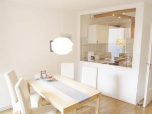 comedor con mesa y cocina en Ferienwohnung Bummelallee en Bad Harzburg