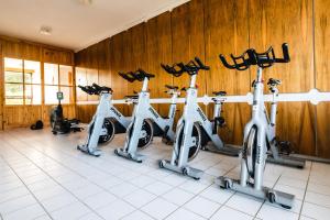 eine Reihe von Fahrrädern, die in einem Fitnessstudio geparkt sind in der Unterkunft Hotel Holiday Csopak in Csopak