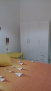 パリヌーロにあるI Faraglioniのベッドルーム1室(ベッド1台、紙付)