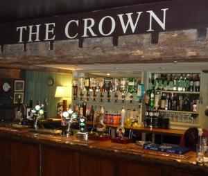 un bar con una señal que dice la corona en The Crown, Hutton le Hole, en Hutton le Hole