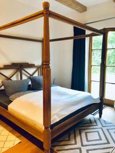 una camera con letto e struttura in legno di Villa Erica a Teltow