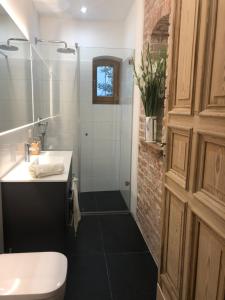 un bagno con wc, lavandino e doccia di Villa Erica a Teltow Altre 51 foto