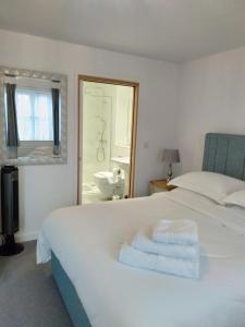 ein Schlafzimmer mit einem Bett und einer Badewanne in der Unterkunft Prestbury Bed & Breakfast in Salisbury