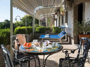 una mesa y sillas en un patio en Hotel Bel Soggiorno, en Taormina