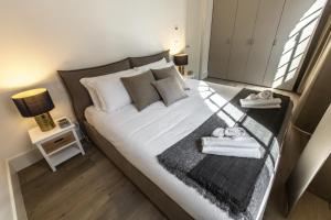 una camera da letto con un grande letto con asciugamani di Elegant Fornasa Vecia, canal view with a beautiful garden R&R a Venezia