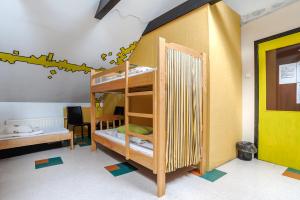 Divstāvu gulta vai divstāvu gultas numurā naktsmītnē Pogo Hostel