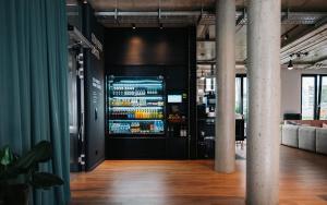 una habitación con una barra de bebidas en un edificio en STAYERY Berlin Friedrichshain en Berlín