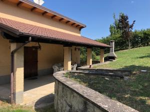 a porch of a house with a roof at Capannina Vesale in Sestola