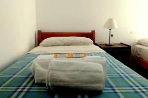 - une chambre avec un lit et des serviettes dans l'établissement M772- Departamento temporal, à Córdoba