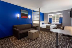 Zona d'estar a Microtel Inn & Suites by Wyndham Bethel/Danbury