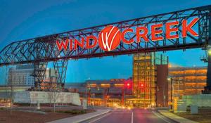 Znak, który czyta wiatr litości przed budynkiem w obiekcie Wind Creek Bethlehem Casino & Resort w mieście Bethlehem