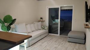 Posezení v ubytování New Deluxe Stunned Seaview 2 bed Apt
