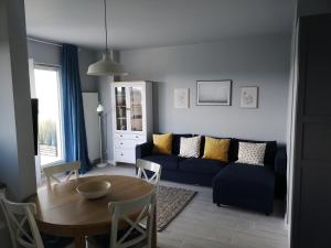米茲多洛傑的住宿－AQUAMARINA ONYX 147，客厅配有蓝色的沙发和桌子