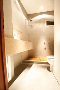 baño con aseo y suelo de madera en Bue Apartments, en Buenos Aires