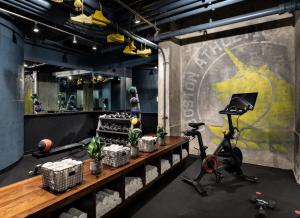 Fitness centrum a/nebo fitness zařízení v ubytování The Revolution Hotel