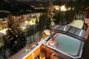 Bazén v ubytování Hôtel Le Grand Chalet nebo v jeho okolí