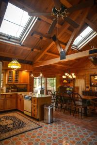 Η κουζίνα ή μικρή κουζίνα στο Colgate Lake Lodge