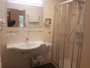 Ett badrum på Comfort Rooms Bruckner